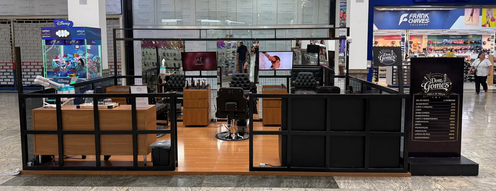 Vista frontal da barbearia
